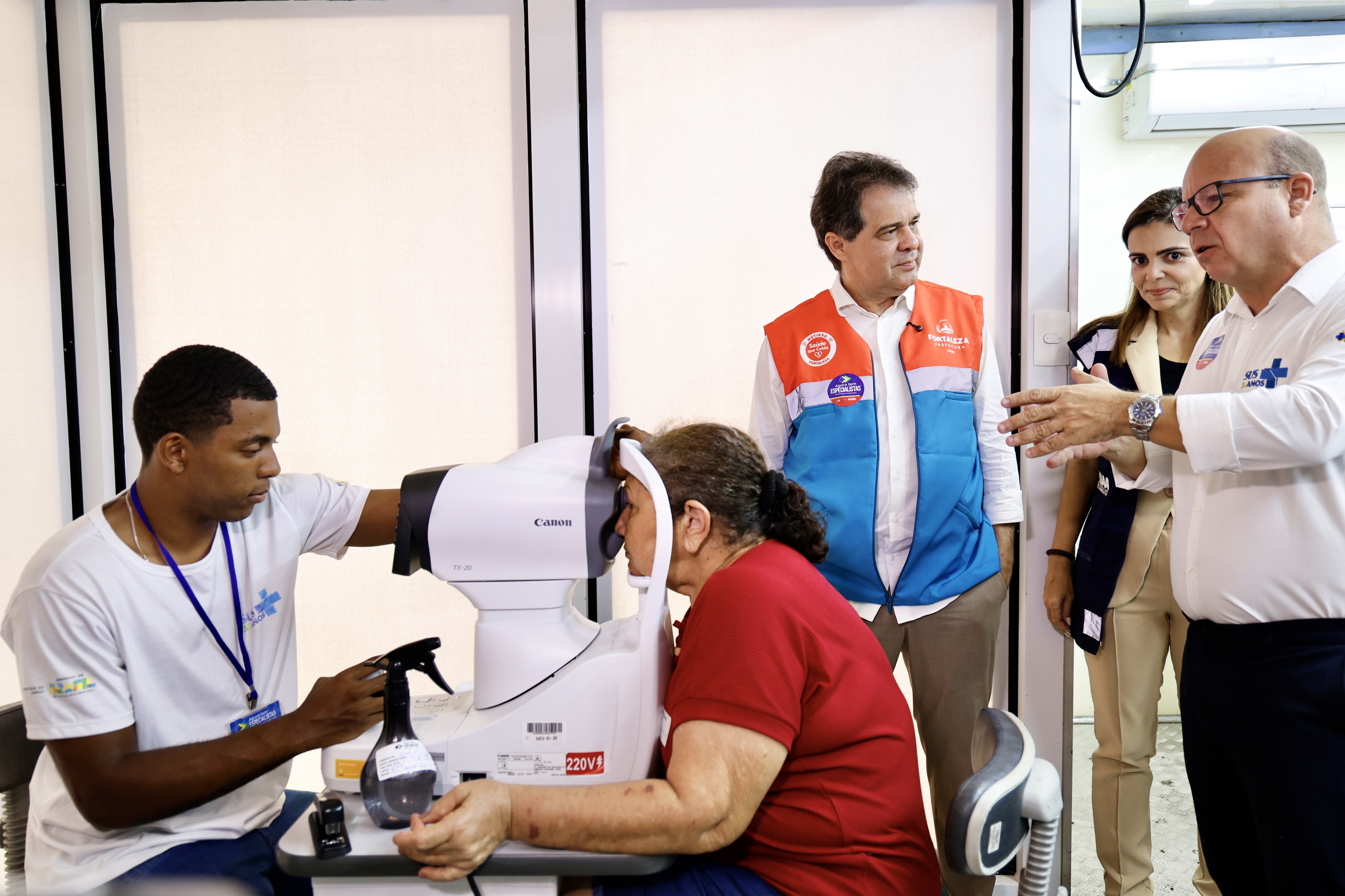 médico realizando exame oftalmológico em uma senhora